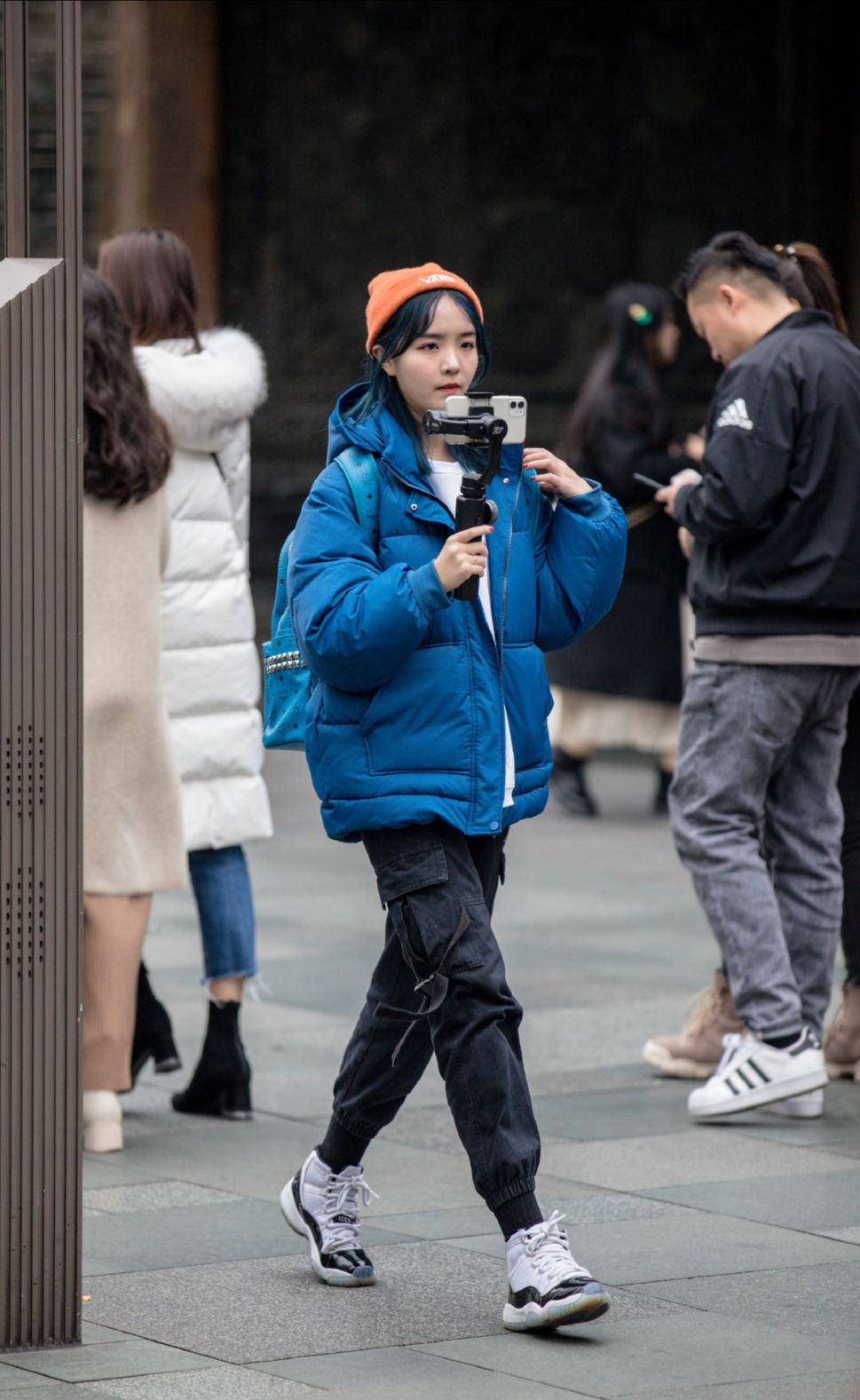 街拍:穿工装裤的小姐姐真的酷毙了!工装裤 高筒靴妥妥的大长腿