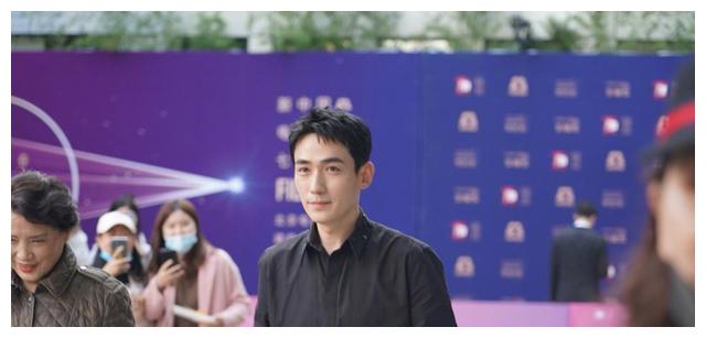 朱一龙现身北电参加校庆，路透照下这颜值，真的有32岁？休闲区蓝鸢梦想 - Www.slyday.coM