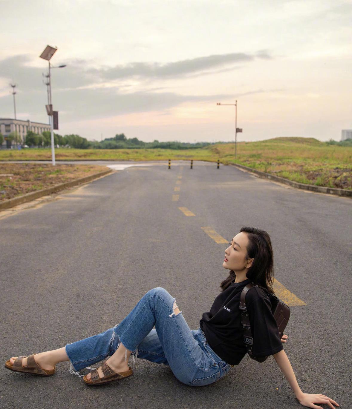 王鸥全新公路大片好高级,黑t恤配牛仔裤,混搭珍珠项链美出天际