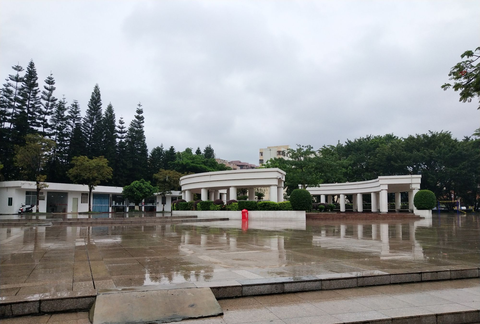 1 / 17 新桥中心公园位于深圳市宝安区新沙路旁(164号),紧靠中心路,是