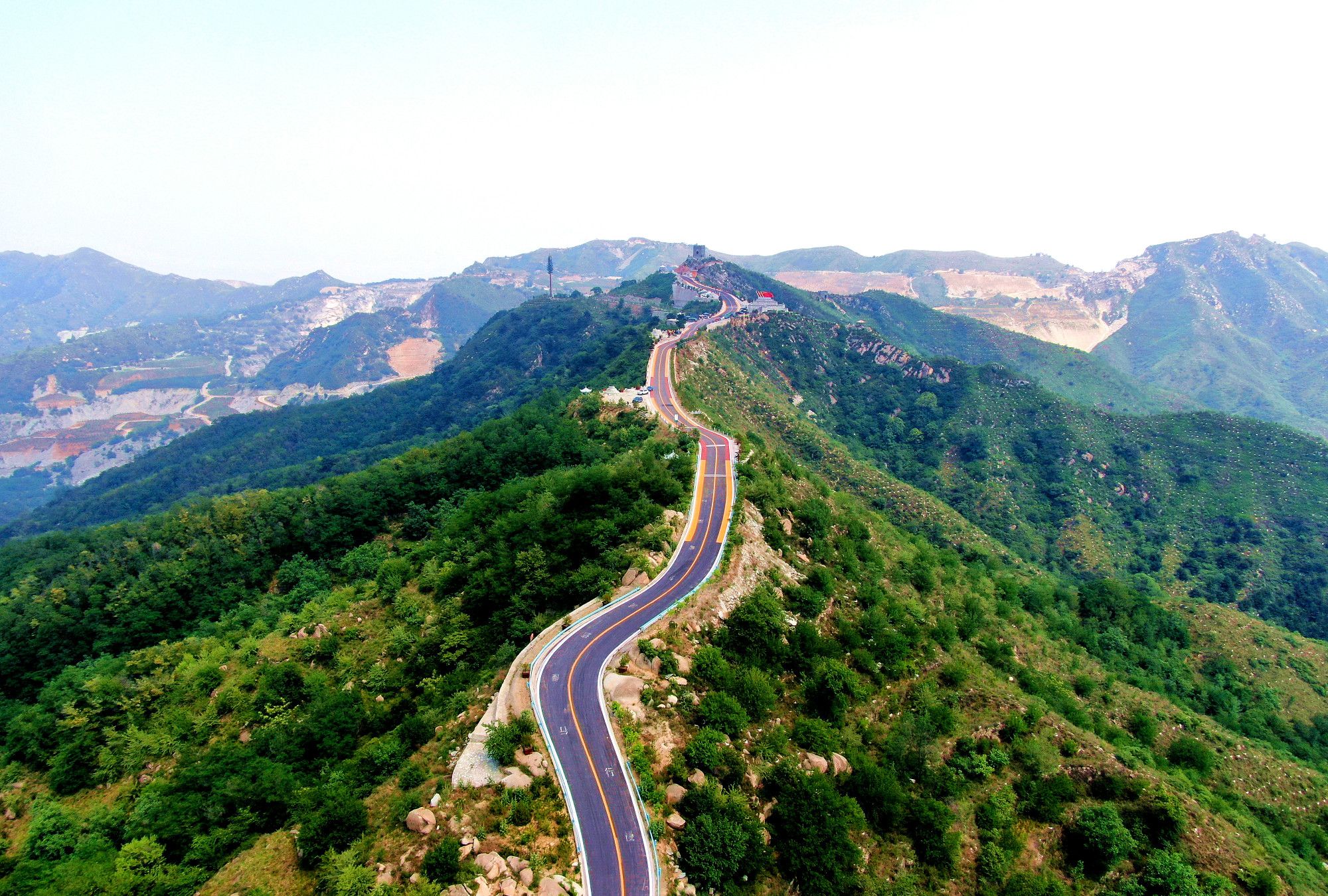 1 / 13 圣福天路位于涉县海拔1290米的太行山上,起于圣寺驼,终于鸡鸣