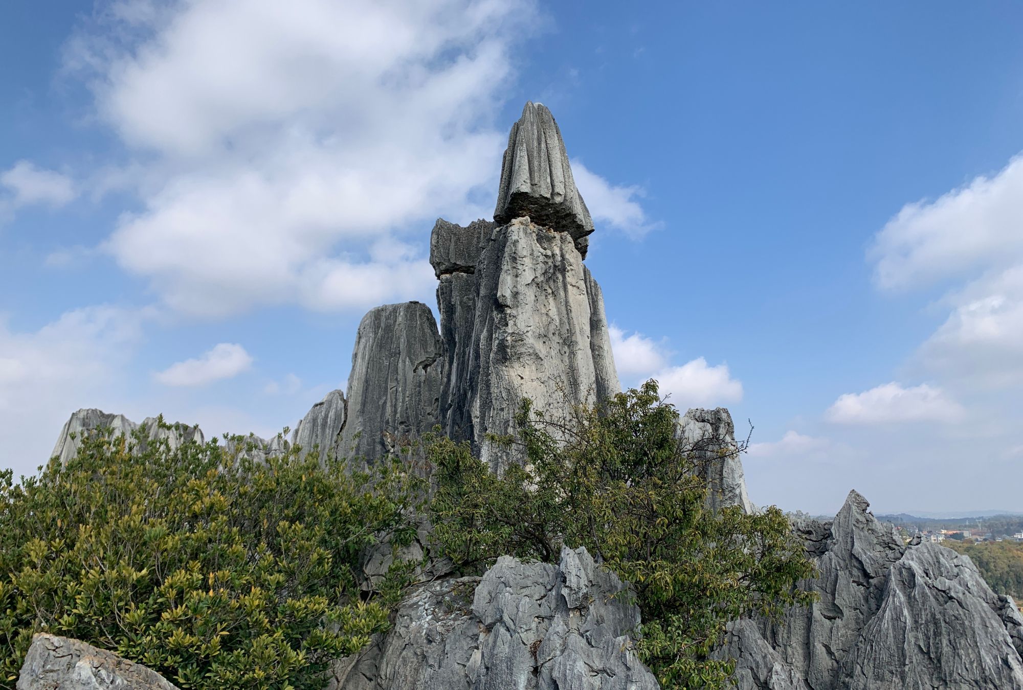 山上美丽的石头