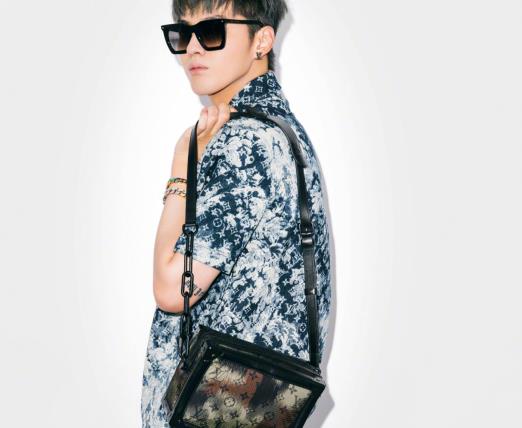 吴亦凡穿东北大花裤亮相,抢眼又贵气,网友:时尚果然是看脸的