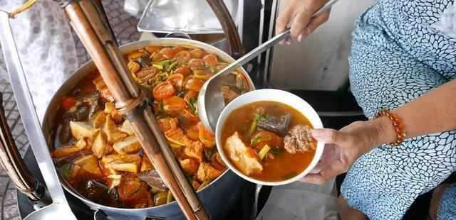 老公越南出差吃饭,碗里全是肉,米粉免费加,结账时瞬间懵逼