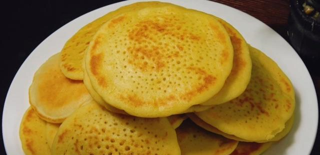 小米饼非常好熟,一面烙2到3分钟,烙至两面金黄,就可以完美出锅了,小米