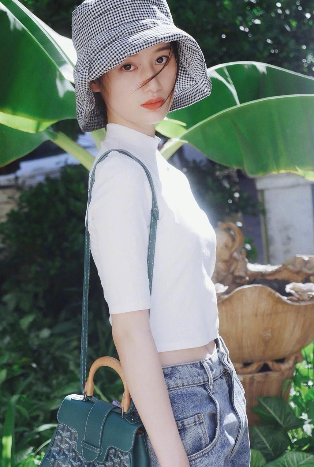 简单的针织衫牛仔裤自带清爽风从穿搭看郭晓婷眼光不错哟