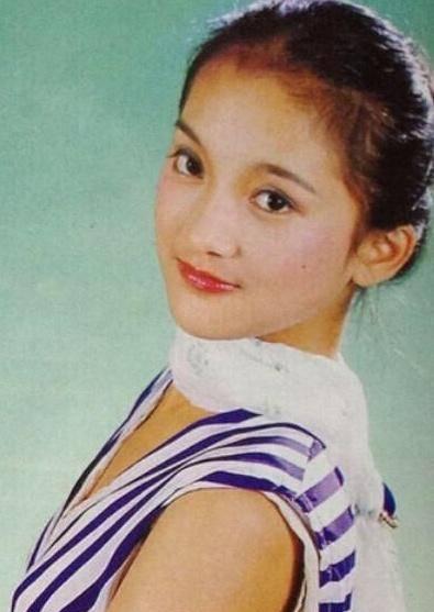 周迅从小就是美人胚子,天然精致瓜子脸饱满额头,美得就像精灵