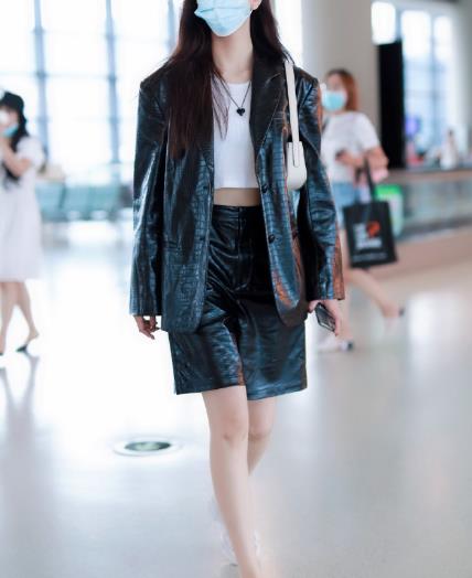 42岁刘孜衣品再升级极简背心配牛仔裤秀出自律身材简直惹眼