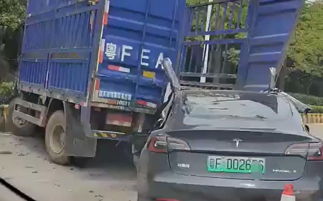 韶关特斯拉飞速追尾货车车主当场身亡巨大撞击力导致货车漂移