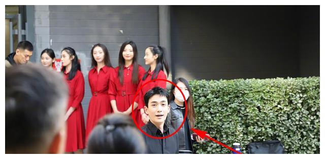 朱一龙现身北电参加校庆，路透照下这颜值，真的有32岁？休闲区蓝鸢梦想 - Www.slyday.coM