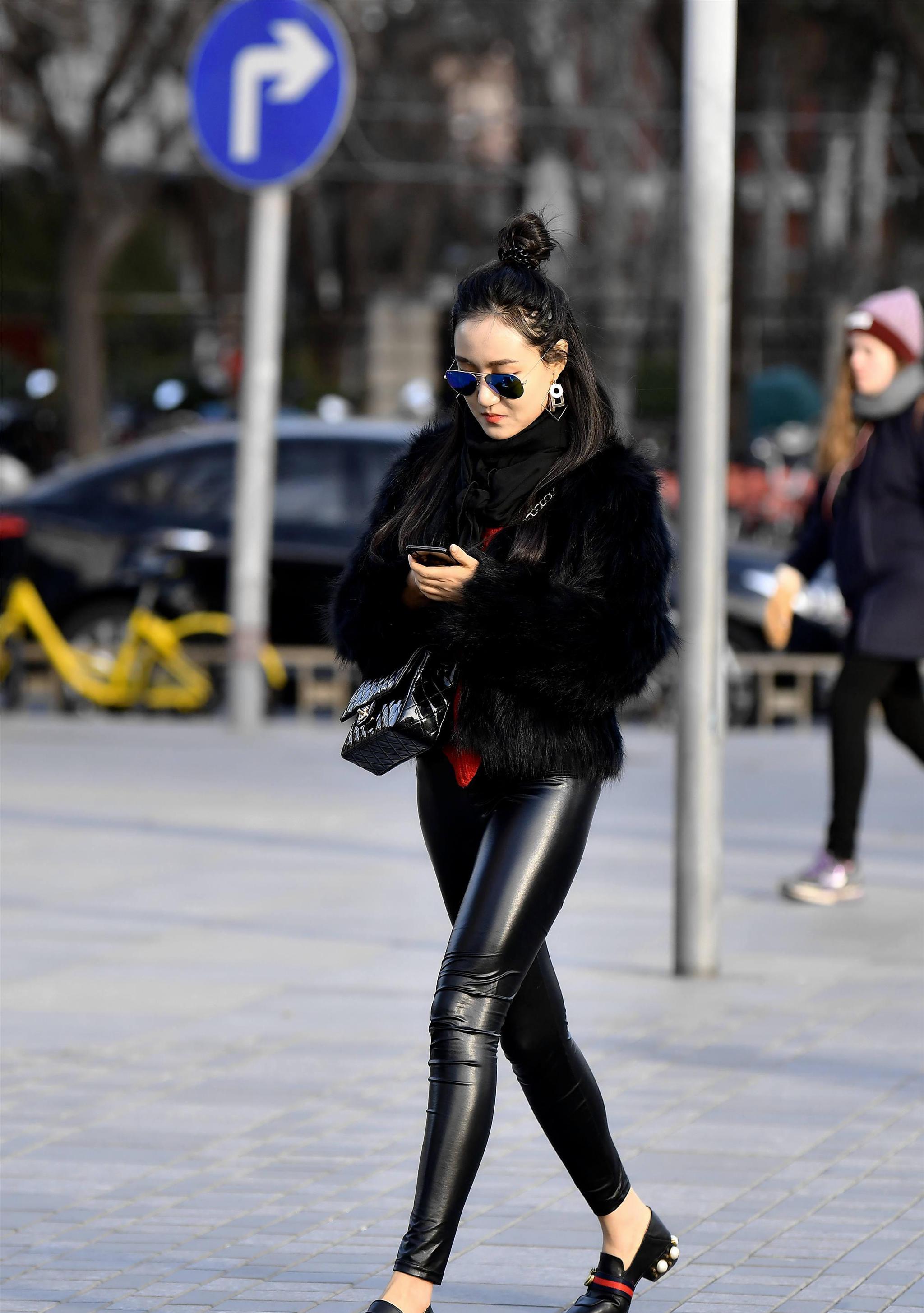 黑色紧身皮裤搭配皮草,穿出显身材的时尚感觉,搭配出时尚气质