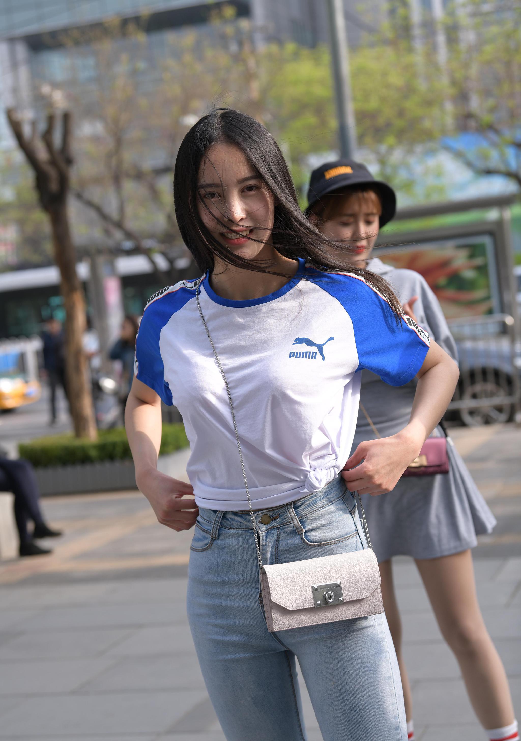 动感俏妹子白上衣加牛仔裤极佳条件展现极致的美