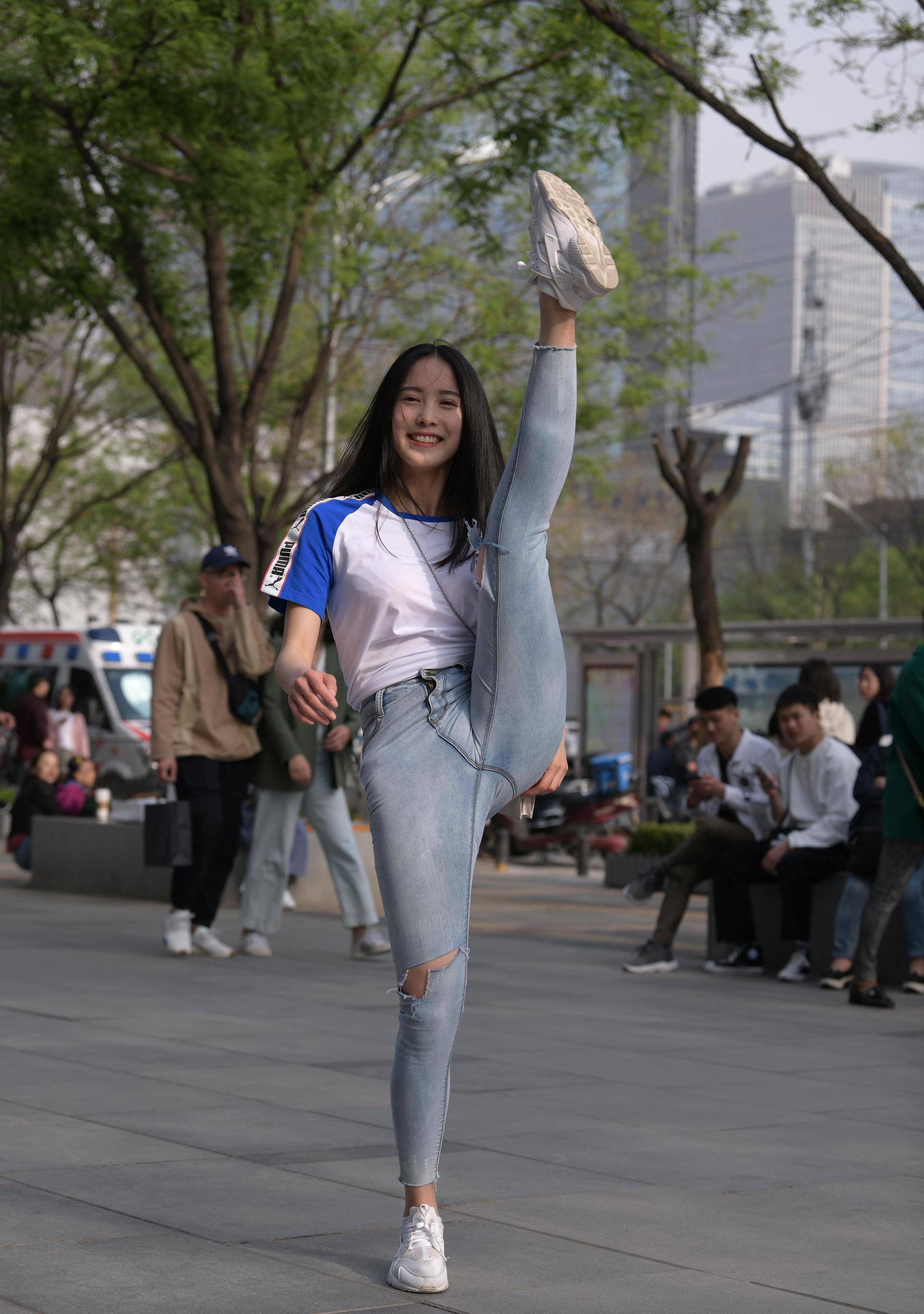 动感俏妹子白上衣加牛仔裤极佳条件展现极致的美