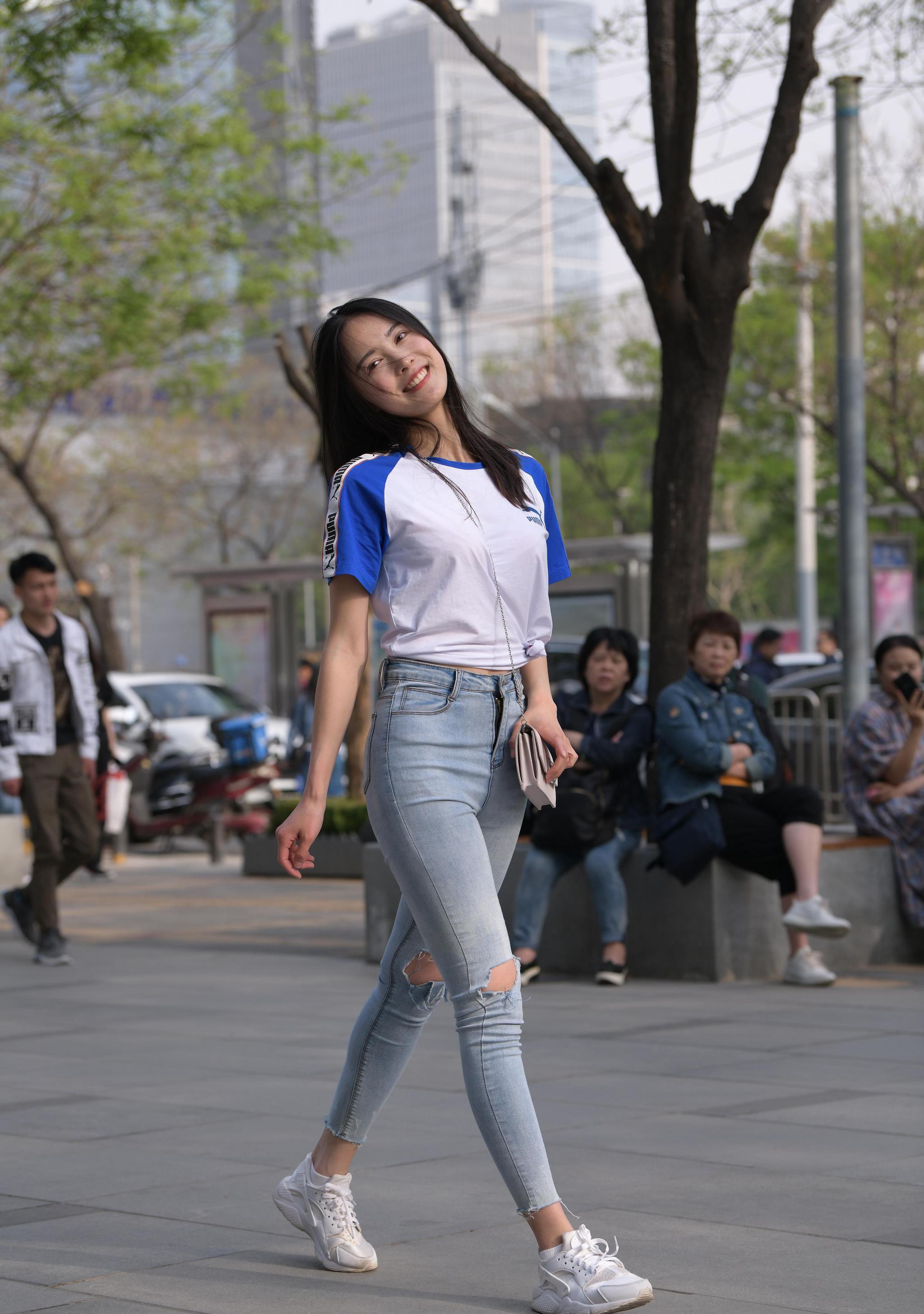 动感俏妹子白上衣加牛仔裤极佳条件展现极致的美