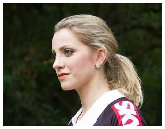 足坛最美女裁判,比赛中擦汗动作让她大火,五官精致身材出众