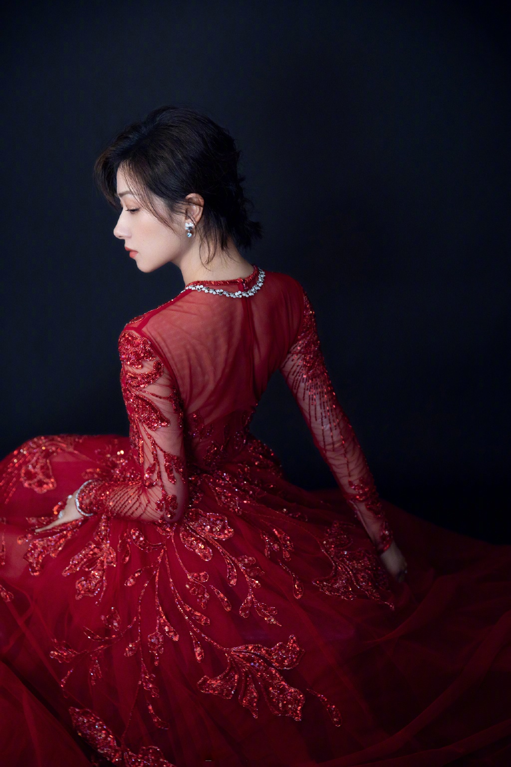 万茜一身红色刺绣薄纱礼服亮相金鹰节开幕式晚会,绽放熠熠星光