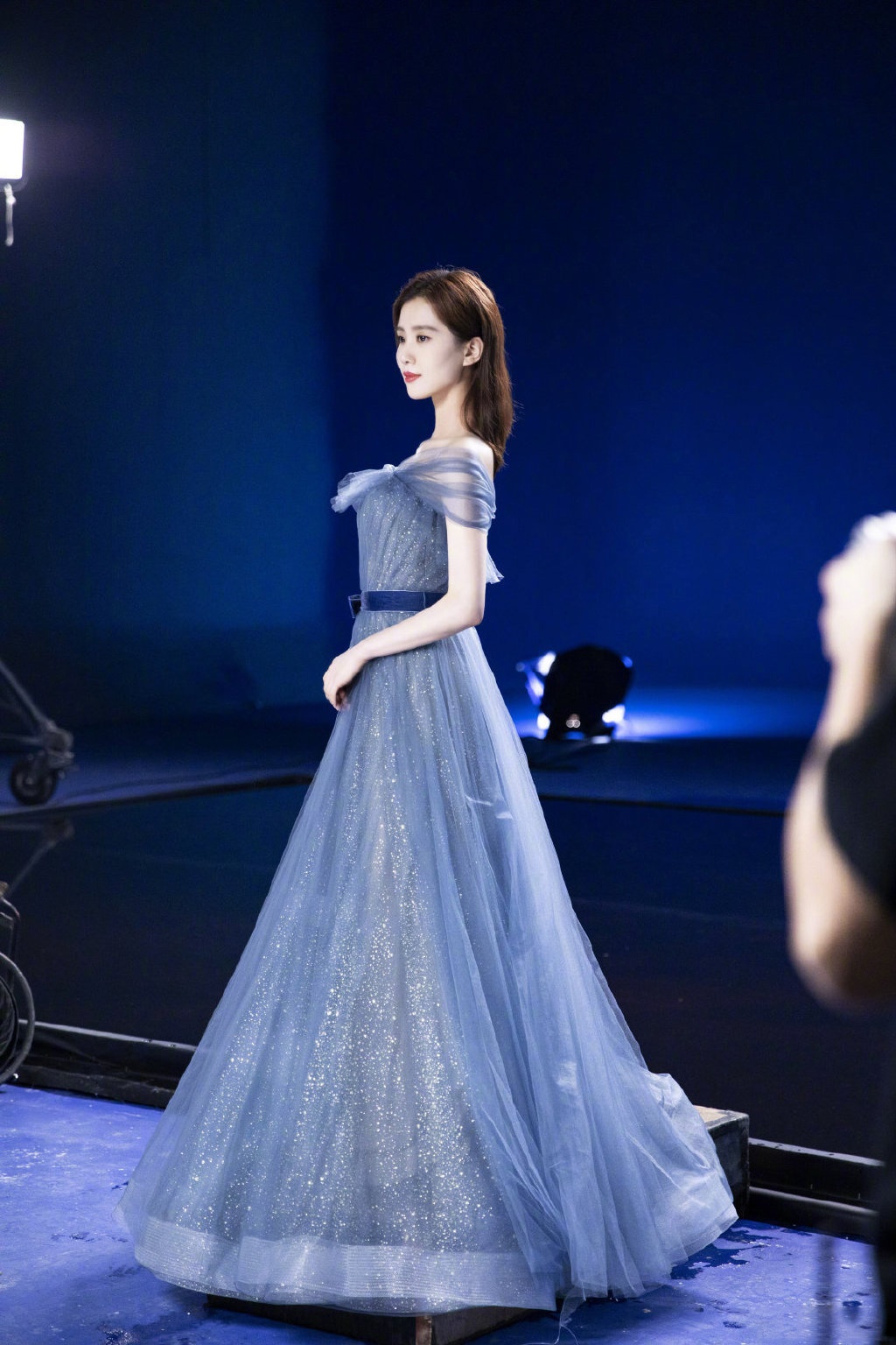 刘诗诗身穿一袭抹胸蓝色星光纱裙优雅梦幻宛如身披闪耀银河般