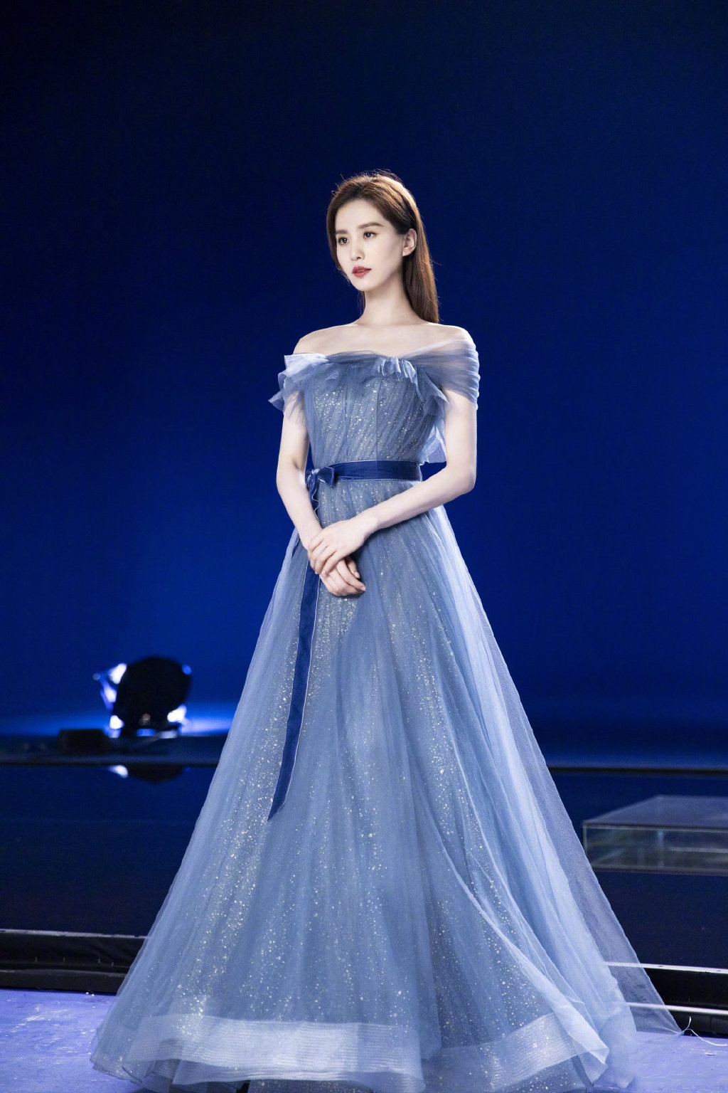 刘诗诗身穿一袭抹胸蓝色星光纱裙优雅梦幻宛如身披闪耀银河般