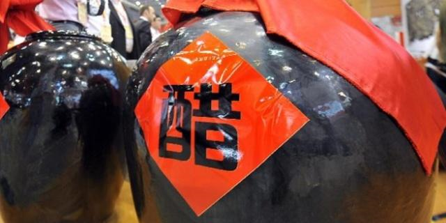 80岁大爷打开大醋缸,发现一块"肥肉",知道原因后羡慕极了|醋缸|肥肉