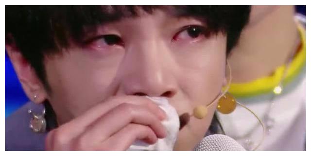 华晨宇难掩悲伤,泪洒现场