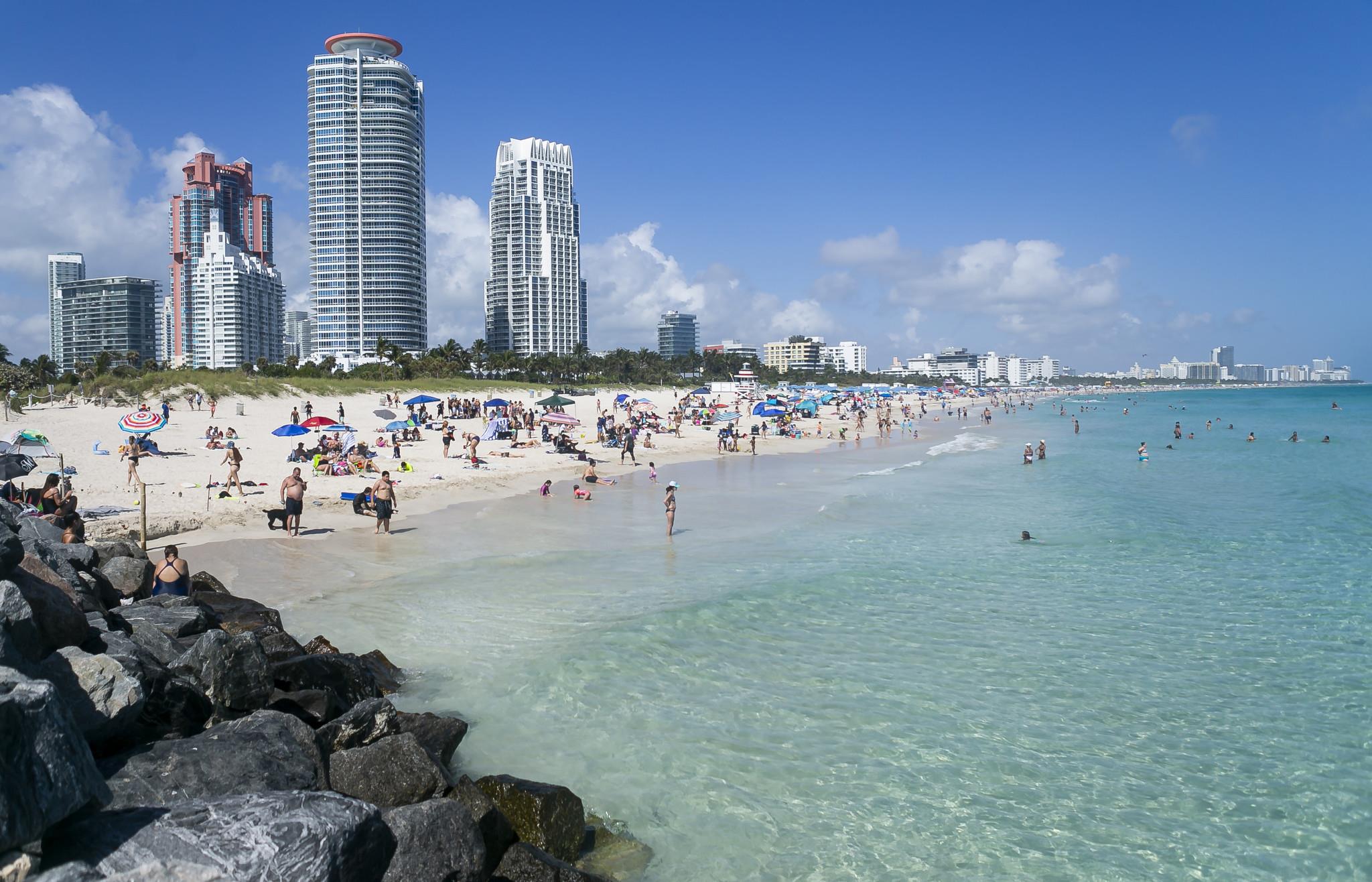 美国佛州天朗气清 迈阿密海滩人潮涌动