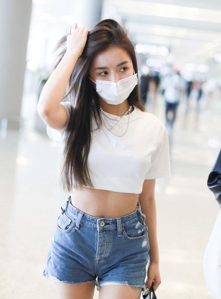 安崎身上这款小白t是紧身的露脐设计,她并不是算