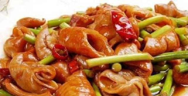 这道菜就这么做完了,这道菜的名字叫做红烧大肠,很多人喜欢吃大肠也是