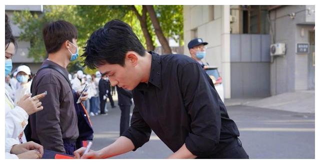 朱一龙现身北电参加校庆，路透照下这颜值，真的有32岁？休闲区蓝鸢梦想 - Www.slyday.coM