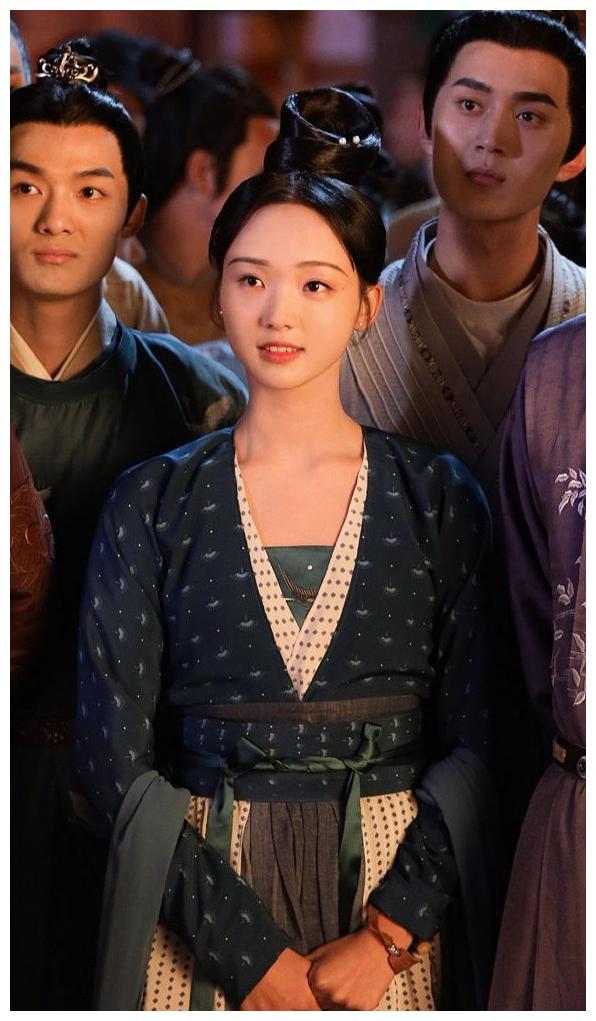 《青青子衿》吕小雨美图分享,长相太一般了,没女主脸,胜在可爱