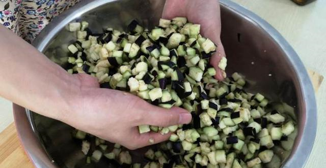 茄子不要再炒着吃了，这种做法更美味，鲜美多汁，一顿3个不够吃休闲区蓝鸢梦想 - Www.slyday.coM