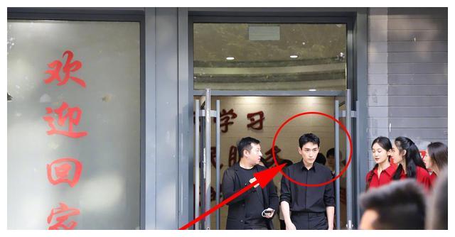 朱一龙现身北电参加校庆，路透照下这颜值，真的有32岁？休闲区蓝鸢梦想 - Www.slyday.coM