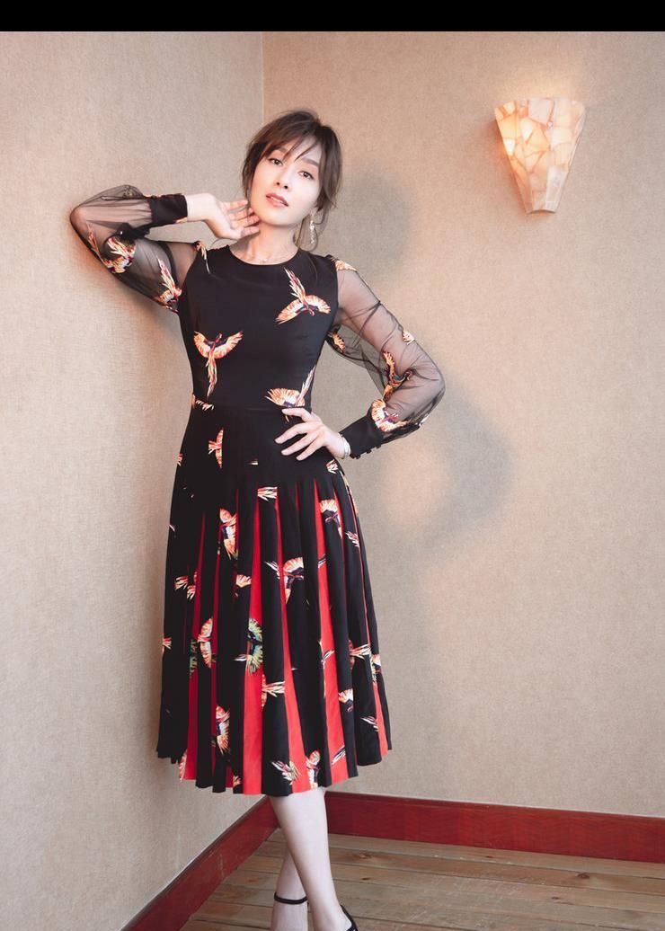 杨恭如黑纱长裙,尽显知性美!