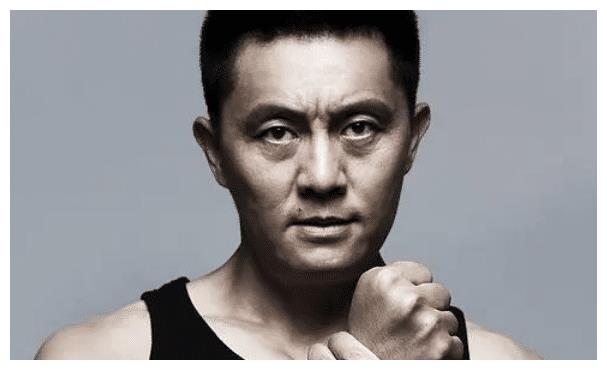 他给人一种硬汉形象,出道多年默默无闻,和小18岁娇妻特别恩爱