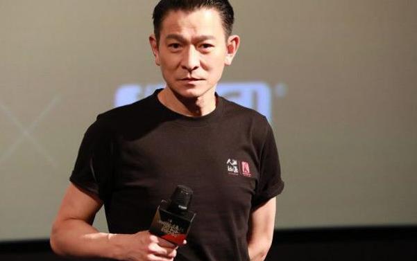 59岁刘德华状态很好,活力又帅气,背头造型展露"天王般"气场