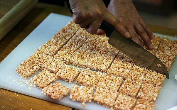 【准备食材】:一碗大米,一碗白砂糖,花生仁,白芝麻【制作方法】:首先