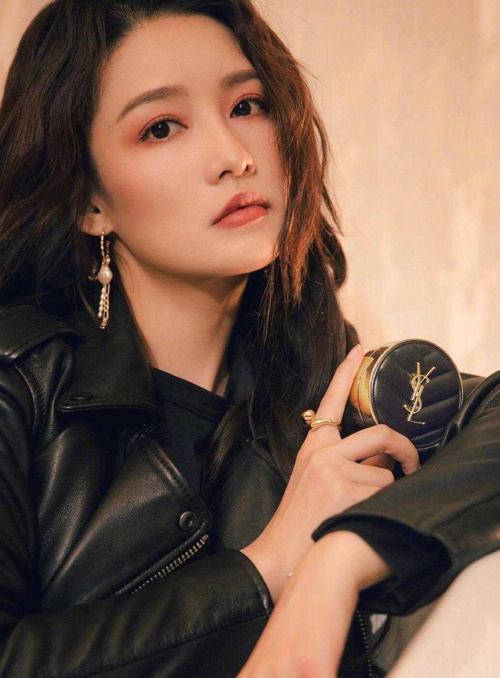 52岁伊能静又嫩又甜美穿皮衣配百褶短裙时尚减龄气场太强大