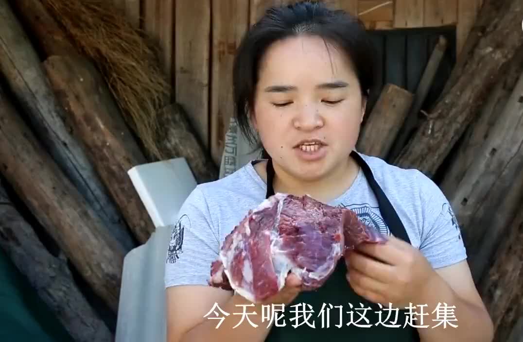 苗阿朵美食苗大姐第一次做丸子给了牛肉,q弹自信,一餐吃七八两