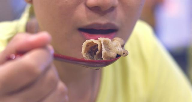 饭桌上面最让人反感的6种行为,吧唧嘴都不算啥,有的真无法忍受休闲区蓝鸢梦想 - Www.slyday.coM 饭桌上面最让人反感的6种行为,吧唧嘴都不算啥,有的真无法忍受休闲区蓝鸢梦想 - Www.slyday.coM