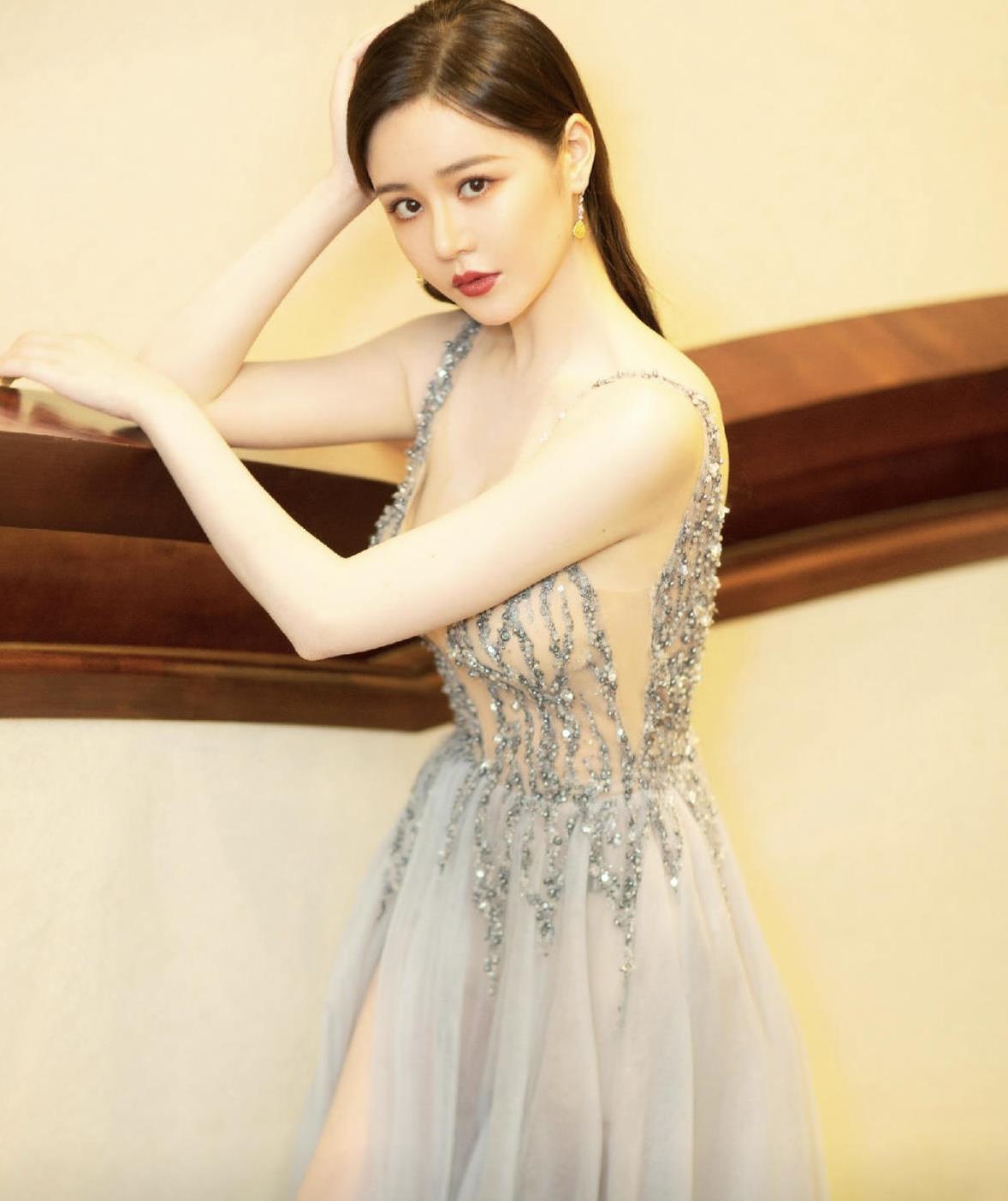 邱意浓火了以后真放得开穿一套白色西服套装俏皮又洋气