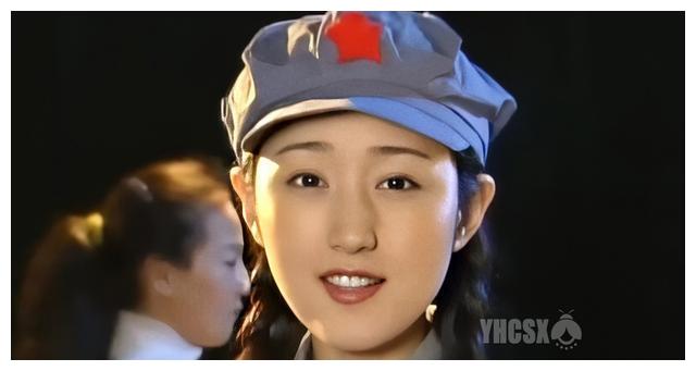 杨钰莹穿军装究竟有多美?一组随机视频截图,却已美得惊为天人