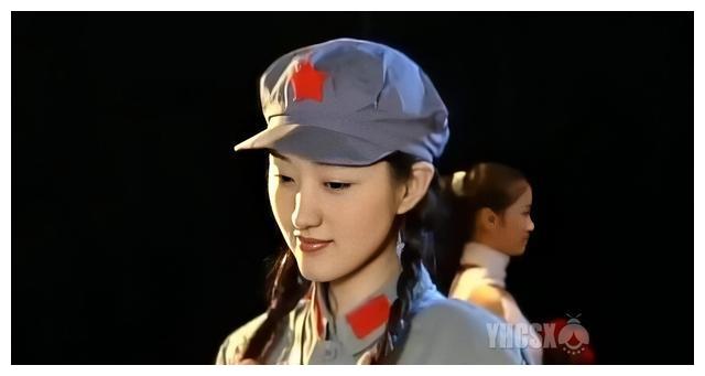 杨钰莹穿军装究竟有多美?一组随机视频截图,却已美得惊为天人