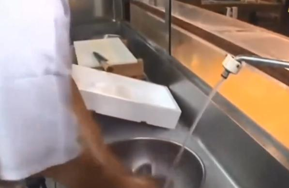 日本厨师现场处理巨型章鱼,刀功娴熟厉害,直接蘸酱料吃休闲区蓝鸢梦想 - Www.slyday.coM 日本厨师现场处理巨型章鱼,刀功娴熟厉害,直接蘸酱料吃休闲区蓝鸢梦想 - Www.slyday.coM