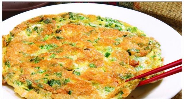 小葱和鸡蛋做的摊黄菜,也是一道很好吃的菜,做法简单.