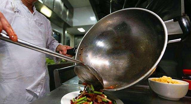 饭店大厨为啥炒菜用勺子而不用铲子知道原因后原来好处这么多