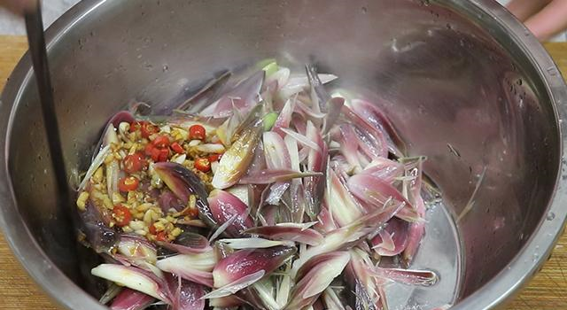 第四步:把之前调好的料汁倒入装有阳荷的大盆中