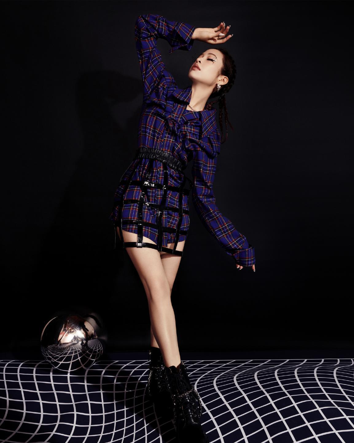 袁咏琳时尚走秀不输超模复古印花长裙演绎摩登高级太美了