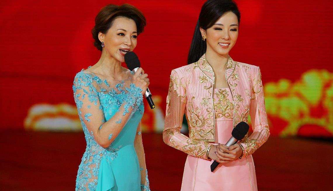 一姐董卿美成焦点穿青色礼服高雅又醒目同框李思思真惊艳