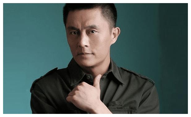 他给人一种硬汉形象,出道多年默默无闻,和小18岁娇妻特别恩爱