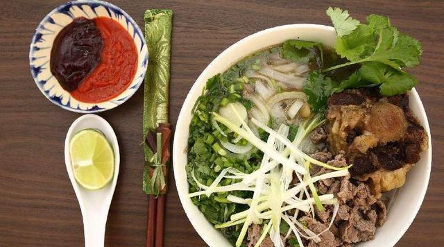 老公越南出差吃饭,碗里全是肉,米粉免费加,结账时瞬间懵逼