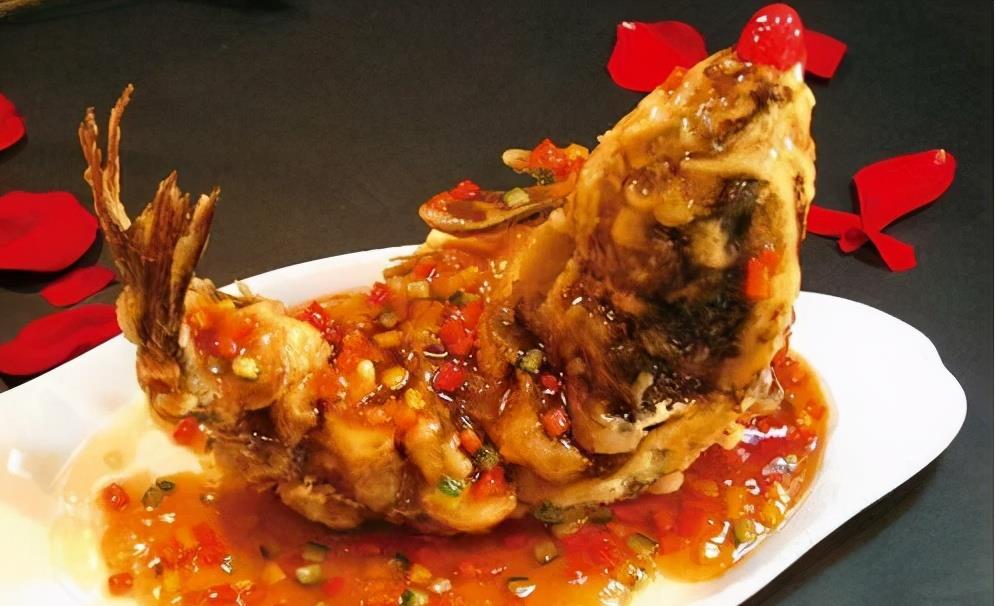 糖醋鱼怎样做才好吃大厨教你饭店做法外酥里嫩开胃又解馋